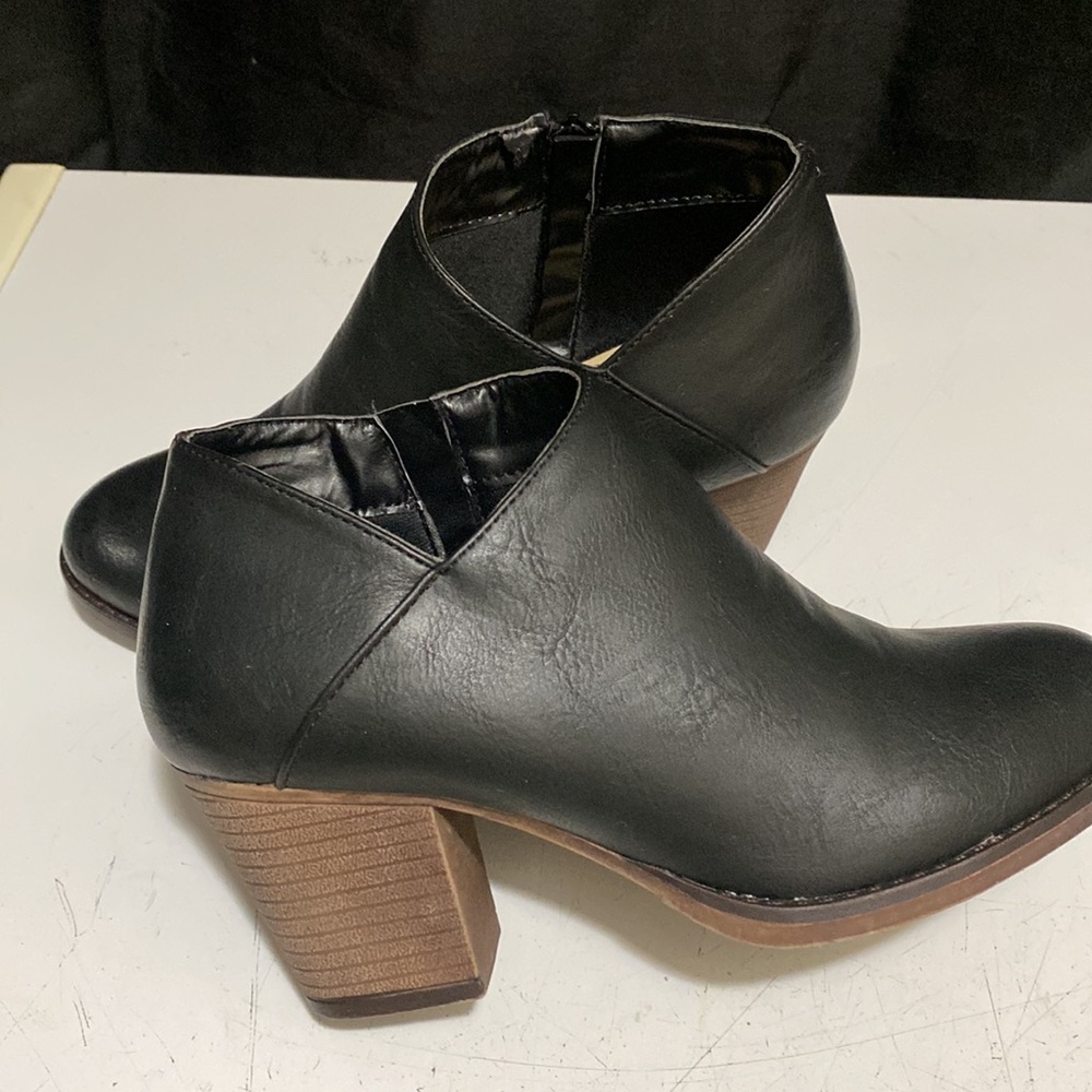 Mata black ankle boots size 6